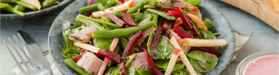 Frisse bietensalade met spinazie en haring