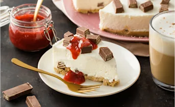 KitKat-kwarktaart met huisgemaakte aardbeiensaus