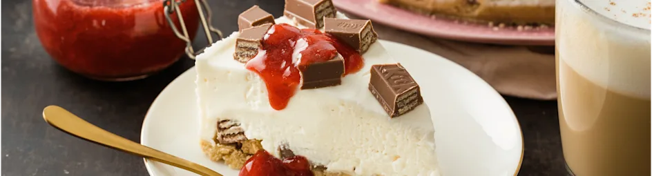 KitKat-kwarktaart met huisgemaakte aardbeiensaus