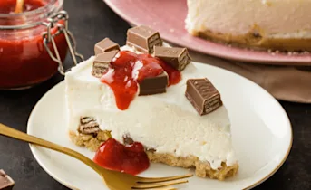 KitKat-kwarktaart met huisgemaakte aardbeiensaus