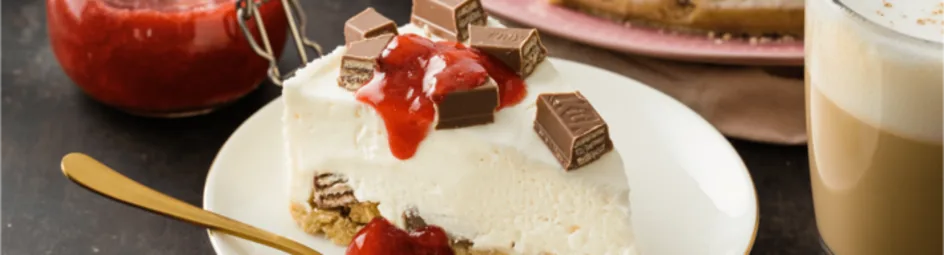 KitKat-kwarktaart met huisgemaakte aardbeiensaus