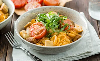 Orecchiette met rode pesto, geroosterde bloemkool en kaas croutons