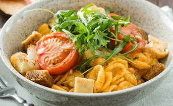 Orecchiette met rode pesto, geroosterde bloemkool en kaas croutons