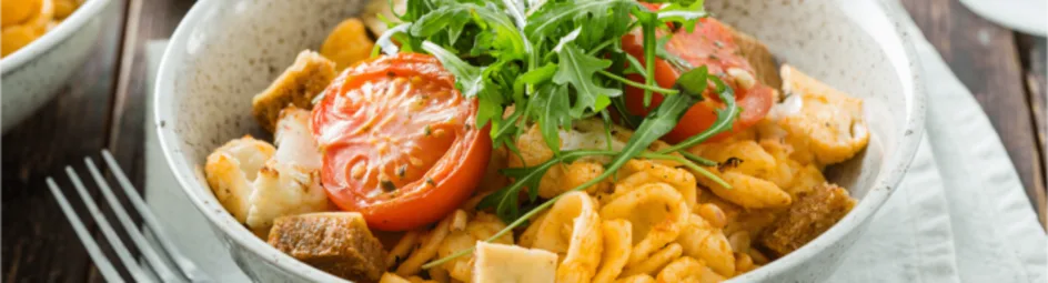 Orecchiette met rode pesto, geroosterde bloemkool en kaas croutons