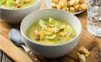 Romige spruitjessoep met knapperige kaas croutons