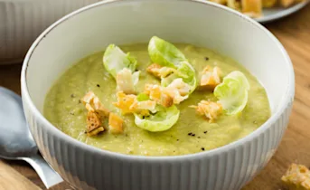 Romige spruitjessoep met knapperige kaas croutons