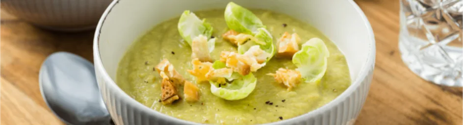 Romige spruitjessoep met knapperige kaas croutons