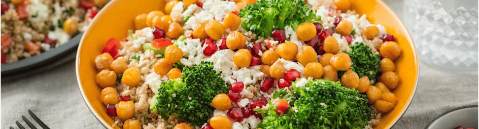 Broccoli salade met kikkererwten en kruidige couscous