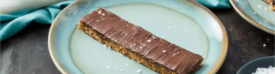 Sticky dadel-chocolade repen met pinda’s