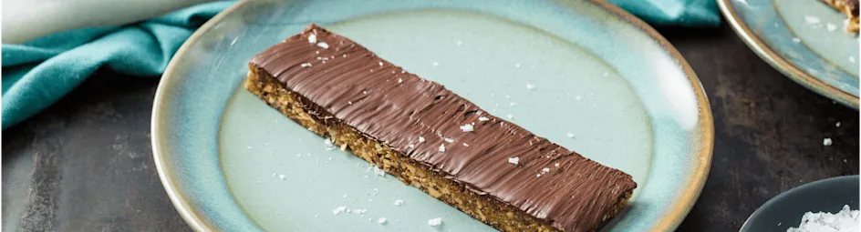 Sticky dadel-chocolade repen met pinda’s