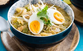 Oosterse noedelsoep met kipfilet