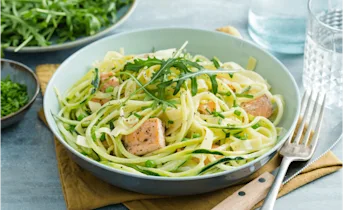 Romige tagliatelle met zalm en courgette