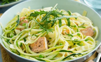 Romige tagliatelle met zalm en courgette