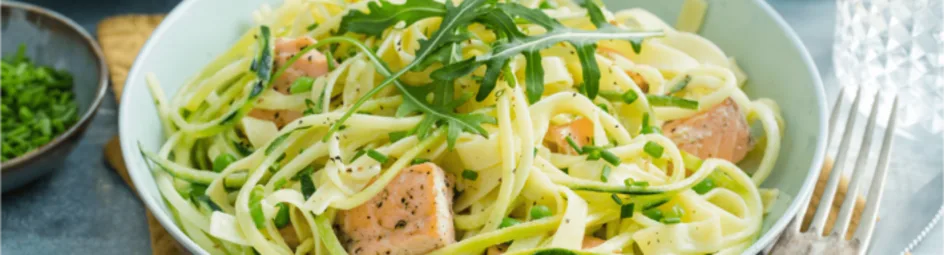 Romige tagliatelle met zalm en courgette