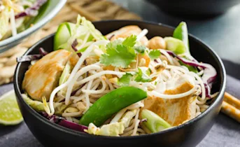 Groene Thaise noedelsalade met kip en pindasaus