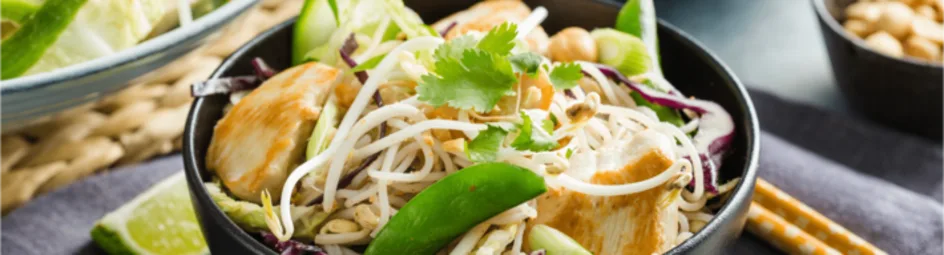 Groene Thaise noedelsalade met kip en pindasaus