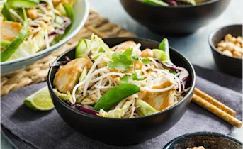 Groene Thaise noedelsalade met kip en pindasaus