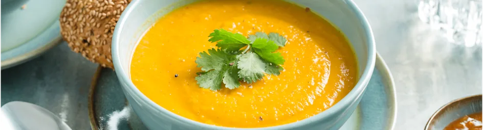 Licht pittige zoete aardappel-wortelsoep met kokosmelk