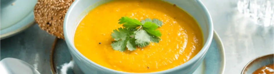 Licht pittige zoete aardappel-wortelsoep met kokosmelk