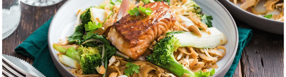 Woknoedels met paksoi, broccoli en zalm uit de oven