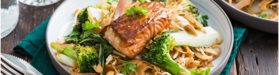 Woknoedels met paksoi, broccoli en zalm uit de oven