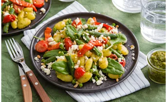 Gnocchi met groene pesto en geroosterde paprika