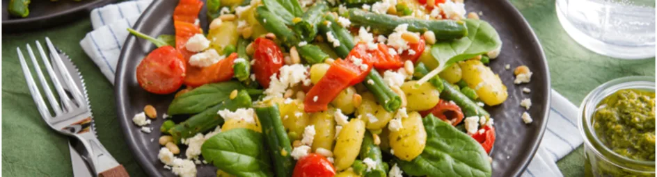 Gnocchi met groene pesto en geroosterde paprika