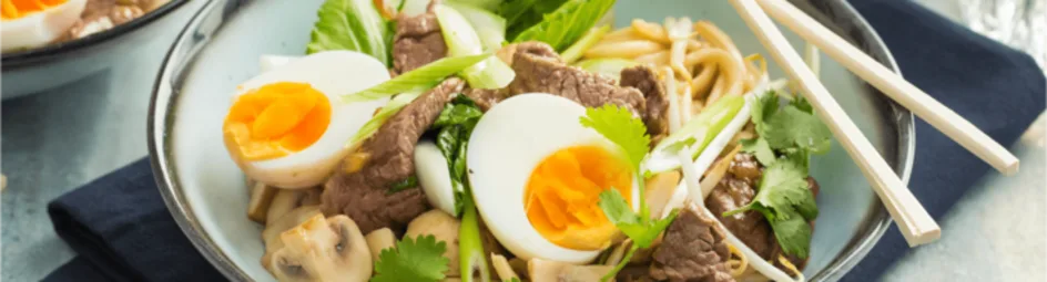 Beef teriyaki noedel bowl met paksoi en champignons