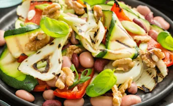 Gemengde bonensalade met gegrilde groenten