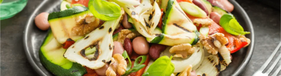 Gemengde bonensalade met gegrilde groenten
