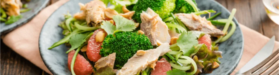 Aziatische pomelo-salade met pittige gerookte makreel