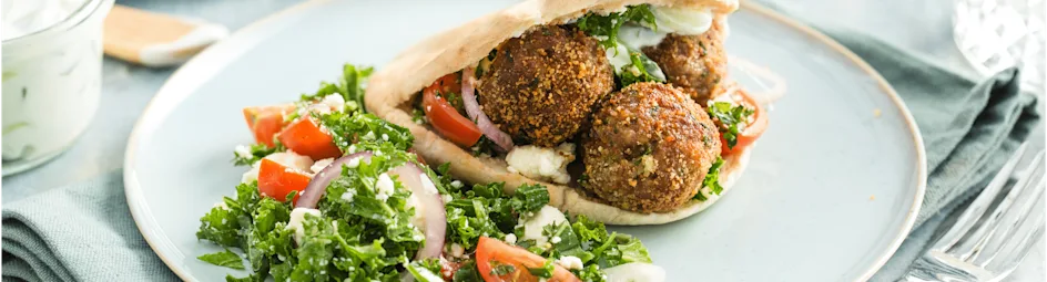 Griekse gehaktballetjes met tzatziki en een boerenkoolsalade