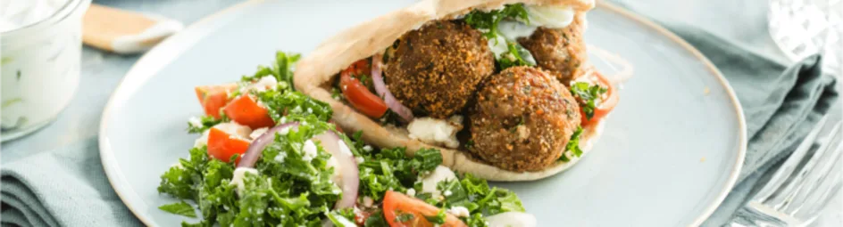 Griekse gehaktballetjes met tzatziki en een boerenkoolsalade