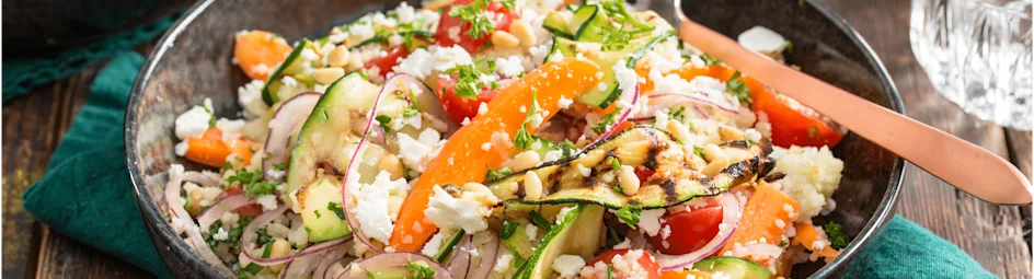 Frisse couscous-salade met gegrilde courgette en witte kaas