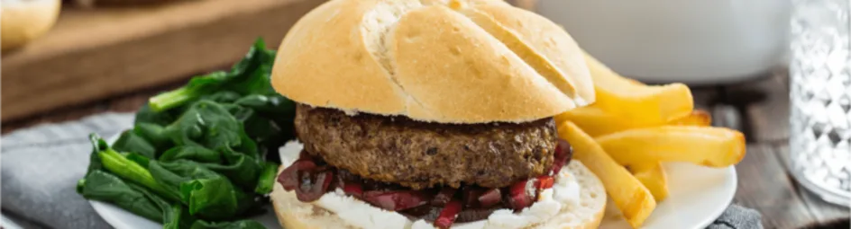 Burger met geitenkaas en gekaramelliseerde rode ui