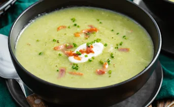 Prei-bloemkoolsoep met knapperige spekblokjes