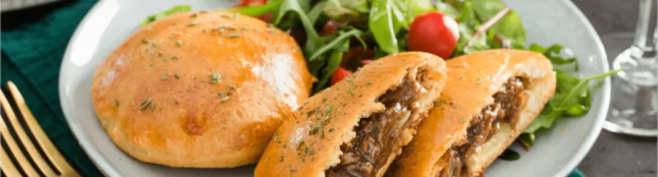 Limburgs runderstoofvlees buns met salade