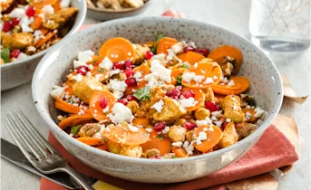 Marokkaanse wortelsalade met gekruide kip en kikkererwten