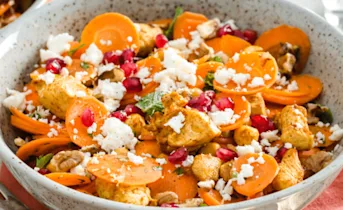 Marokkaanse wortelsalade met gekruide kip en kikkererwten
