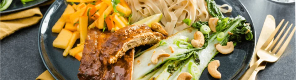 Thaise spareribs met knoflook paksoi en kaki-fruit salade