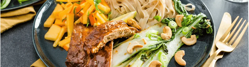 Thaise spareribs met knoflook paksoi en kaki-fruit salade