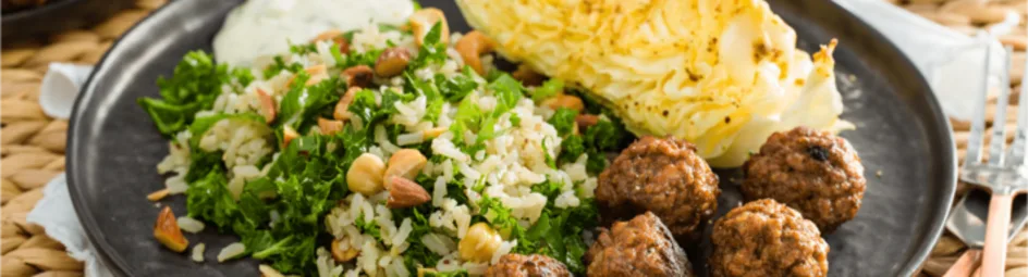 Geroosterde spitskool met noten-rijstsalade en vega gehaktballetjes