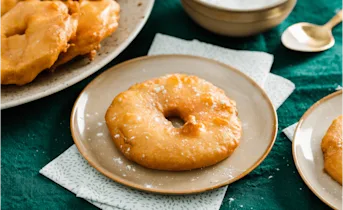 Appelbeignets in bierbeslag