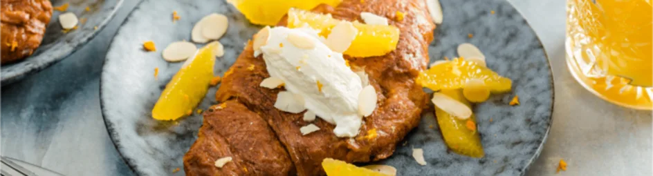 French toast met croissants en verse jus d'orange