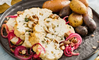 Geroosterde hele bloemkool met knoflookaardappelen