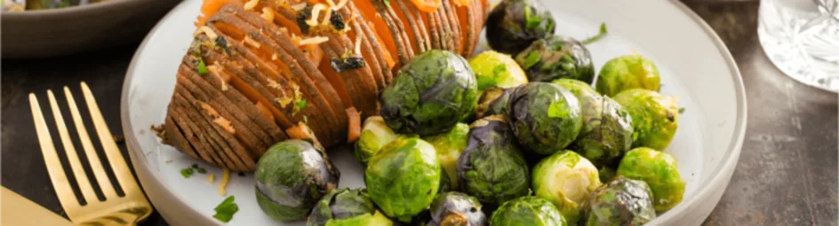 Hasselback zoete aardappel met gerookte zalm en regenboog spruiten