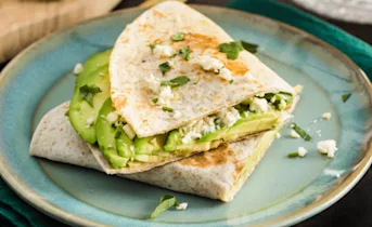 Quesadillas met avocado en hummus