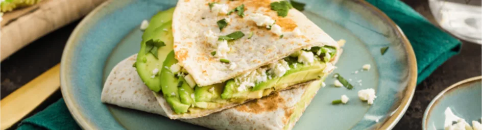 Quesadillas met avocado en hummus