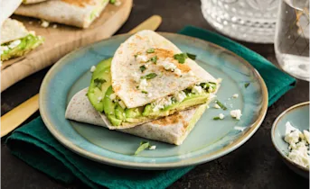 Quesadillas met avocado en hummus
