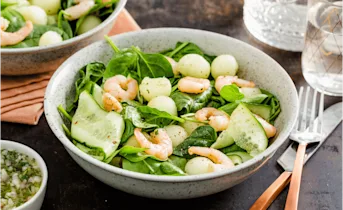 Frisse meloensalade met knoflookgarnalen